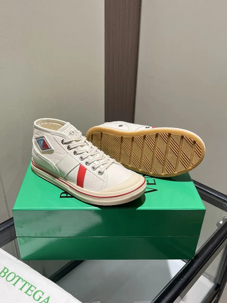 p540🐮🐮Bottega Veneta BV's latest Eliot series, retro basketball shoes, casual sports canvas shoes, become gods when they are launched! [Celebration] [Celebration] A 1:1 copy of the original version, [Fireworks] original material, [Fireworks] original color system, inspired by retro basketball sneakers, the color combination highlights youthful vitality, and perfectly interprets the theme of youth and childlike innocence. The details are also very particular. The summer canvas brings excellent durability and comfort. Designs such as calfskin trim, rubber toe caps and hand-painted retro red lines are full of retro feel. The round toe and convex sole add a modern feel and are suitable for various styles. Easily create a fashionable atmosphere. The upper foot is the focus...can be worn as a couple's shoes...each shoe has more taste and attitude! Fabric: Original customized high-density canvas + cowhide Lining: Original customized breathable canvas Insole: movable latex cowhide insole. Sole: original molded non-slip and wear-resistant TPU material. Sole thickness: 3cm. Size: women's size 35#-40#, men's size 39#-45#.